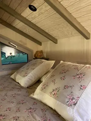 Un ou plusieurs lits dans un hébergement de l'établissement Jolie Tiny House sous les Grands Arbres