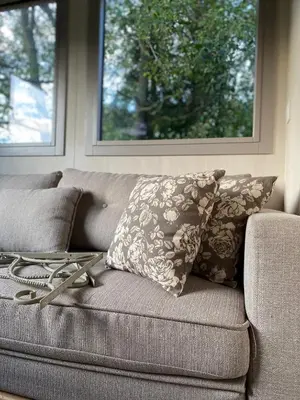Coin salon dans l'établissement Jolie Tiny House sous les Grands Arbres