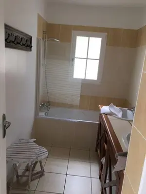 Salle de bains dans l'établissement Gite avec piscine privative