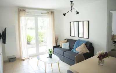 Coin salon dans l'établissement Gîte de Florigny avec parking souterrain et terrasse