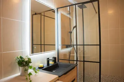 Salle de bains dans l'établissement Gîte de Florigny avec parking souterrain et terrasse