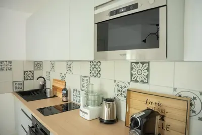 Cuisine ou kitchenette dans l'établissement Gîte de Florigny avec parking souterrain et terrasse