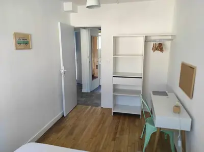 Un ou plusieurs lits dans un hébergement de l'établissement Maison 6 chambres avec jardin à Angers