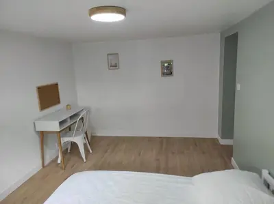 Un ou plusieurs lits dans un hébergement de l'établissement Maison 6 chambres avec jardin à Angers