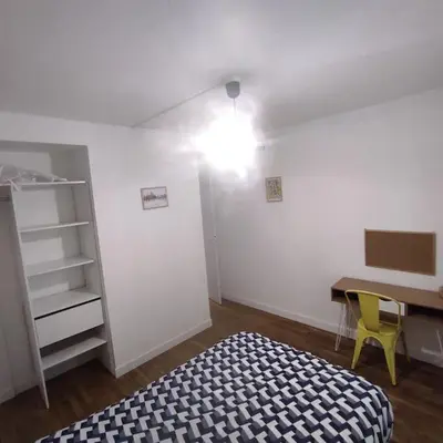 Un ou plusieurs lits dans un hébergement de l'établissement Maison 6 chambres avec jardin à Angers
