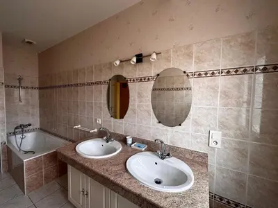Salle de bains dans l'établissement Maison spacieuse 3 chambres avec jardin clos - Animaux admis, parking disponible - FR-1-540-261
