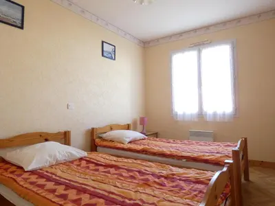 Un ou plusieurs lits dans un hébergement de l'établissement Maison spacieuse 3 chambres avec jardin clos - Animaux admis, parking disponible - FR-1-540-261