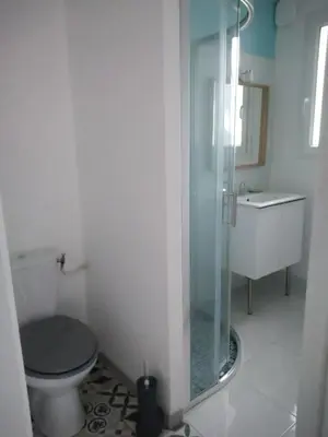 Salle de bains dans l'établissement T2 charmant bord de mer Pornichet avec terrasse