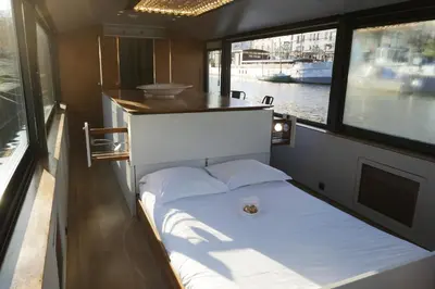 Un ou plusieurs lits dans un hébergement de l'établissement Péniche ! Amours Le Dô Karina Bisch 2019