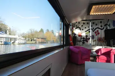 Coin salon dans l'établissement Péniche ! Amours Le Dô Karina Bisch 2019