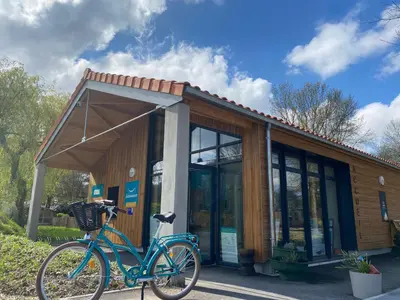 Vélo sur le terrain de l'établissement Camping du Chêne - proche de Nantes ou dans les environs