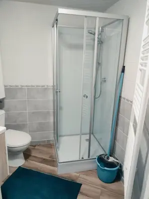 Salle de bains dans l'établissement Studio privée de 24m2 à 20 min de Puy du fou