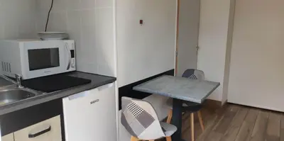 Cuisine ou kitchenette dans l'établissement Studio privée de 24m2 à 20 min de Puy du fou