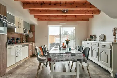 Cuisine ou kitchenette dans l'établissement La Guérinière - 650m de la plage - Jardin