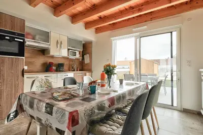 Cuisine ou kitchenette dans l'établissement La Guérinière - 650m de la plage - Jardin