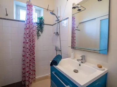 Salle de bains dans l'établissement Holiday Home La Pierre Fleurie by Interhome