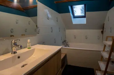 Salle de bains dans l'établissement Moulin de Gaubourg
