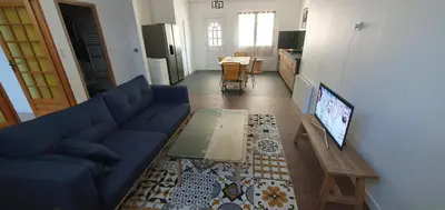Télévision ou salle de divertissement dans l'établissement Le Riadh