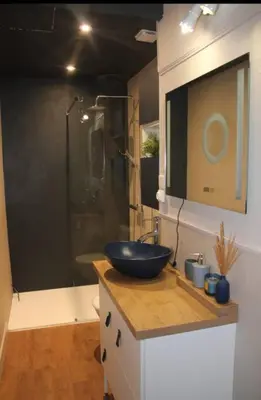 Salle de bains dans l'établissement Maison charmante avec jardin centre-ville proche puy du fouu Arrivée autonome