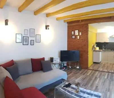 Cuisine ou kitchenette dans l'établissement Maison charmante avec jardin centre-ville proche puy du fouu Arrivée autonome