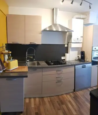 Cuisine ou kitchenette dans l'établissement Maison charmante avec jardin centre-ville proche puy du fouu Arrivée autonome