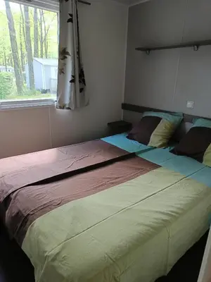 Un ou plusieurs lits dans un hébergement de l'établissement Mobilhome climatisé 3 chambres à 30 min du Puy du F et de Nantes