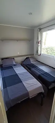 Un ou plusieurs lits dans un hébergement de l'établissement Mobilhome climatisé 3 chambres à 30 min du Puy du F et de Nantes