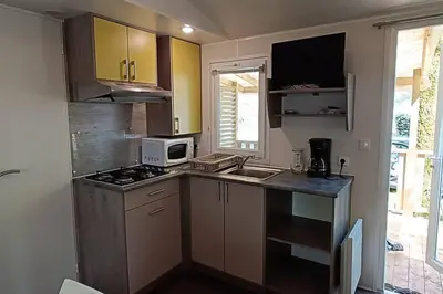 Cuisine ou kitchenette dans l'établissement Mobilhome climatisé 3 chambres à 30 min du Puy du F et de Nantes