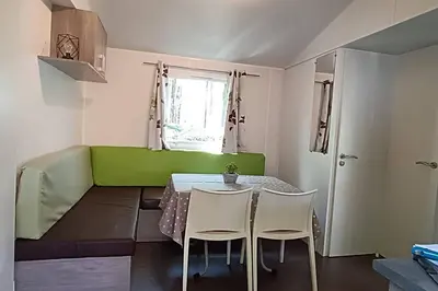Coin salon dans l'établissement Mobilhome climatisé 3 chambres à 30 min du Puy du F et de Nantes