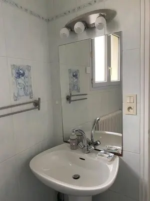 Salle de bains dans l'établissement Vendée - Petite Maison de Vacances