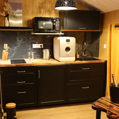 Cuisine ou kitchenette dans l'établissement love room gold - les delices rooms