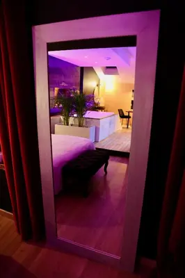 Un ou plusieurs lits dans un hébergement de l'établissement love room gold - les delices rooms