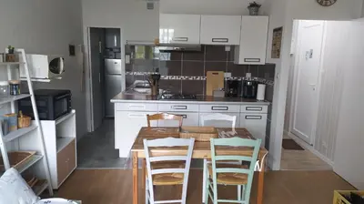 Cuisine ou kitchenette dans l'établissement Les Becs - Appartement bord de mer, 1 chambre