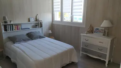 Un ou plusieurs lits dans un hébergement de l'établissement Les Becs - Appartement bord de mer, 1 chambre