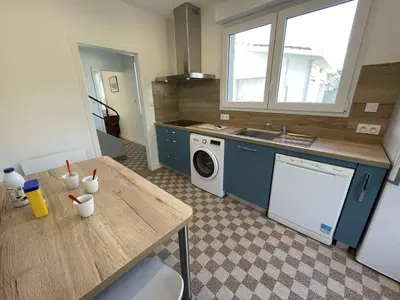 Cuisine ou kitchenette dans l'établissement Maison rénovée 5 pièces, jardin clos, à 2 pas de l'océan, pour 10 personnes - Saint-Jean-de-Monts - FR-1-224C-231