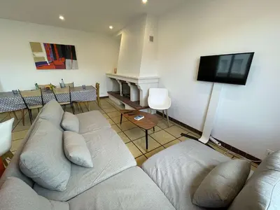Télévision ou salle de divertissement dans l'établissement Maison rénovée 5 pièces, jardin clos, à 2 pas de l'océan, pour 10 personnes - Saint-Jean-de-Monts - FR-1-224C-231
