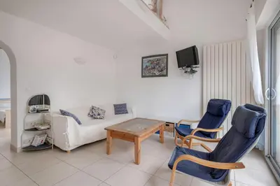 Télévision ou salle de divertissement dans l'établissement Maison à 300 m de la plage!