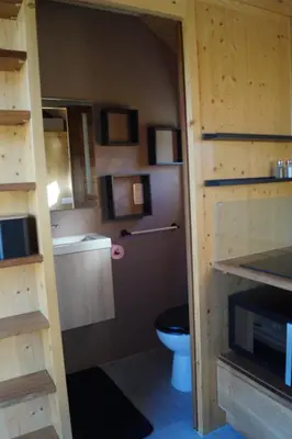 Cuisine ou kitchenette dans l'établissement Bain Nordique SPA - Tiny house à la campagne