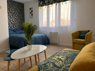 Coin salon dans l'établissement Studio cosy avec terrasse, proche Chantiers et Airbus