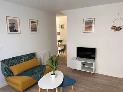Télévision ou salle de divertissement dans l'établissement Studio cosy avec terrasse, proche Chantiers et Airbus