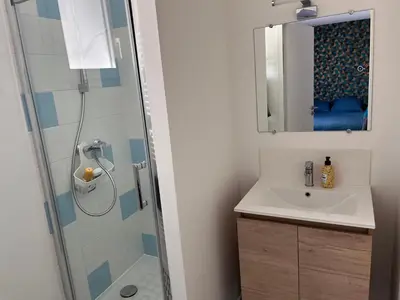 Salle de bains dans l'établissement Studio cosy avec terrasse, proche Chantiers et Airbus