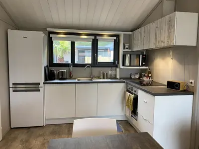 Cuisine ou kitchenette dans l'établissement Chalet pour 5 - Piscine couverte - St Hilaire