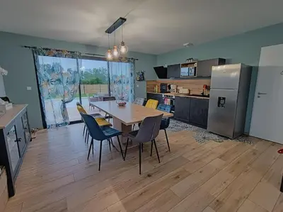 Cuisine ou kitchenette dans l'établissement Charmante Maison 