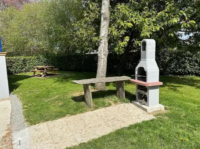 Jardin de l'établissement Les hirondelles au bord de l'eau