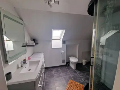 Salle de bains dans l'établissement Charmant duplex à 500 m de la plage