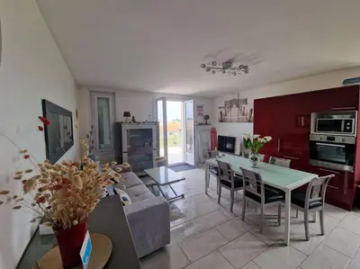 Cuisine ou kitchenette dans l'établissement Charmant duplex à 500 m de la plage