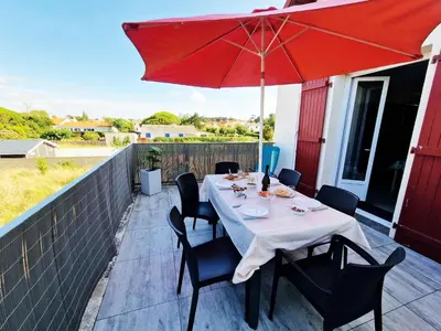 Balcon ou terrasse dans l'établissement Charmant duplex à 500 m de la plage