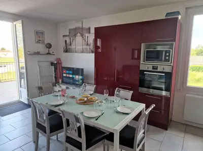 Cuisine ou kitchenette dans l'établissement Charmant duplex à 500 m de la plage