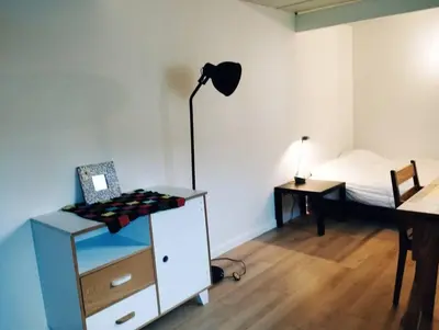 Télévision ou salle de divertissement dans l'établissement Chambre indépendante avec SDB sur jardin, au calme