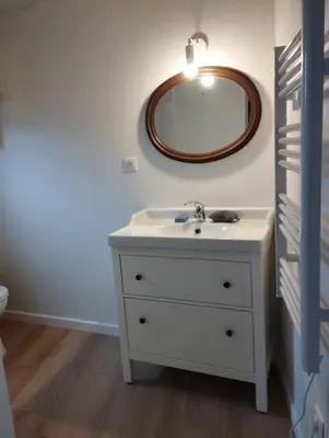 Salle de bains dans l'établissement Chambre indépendante avec SDB sur jardin, au calme